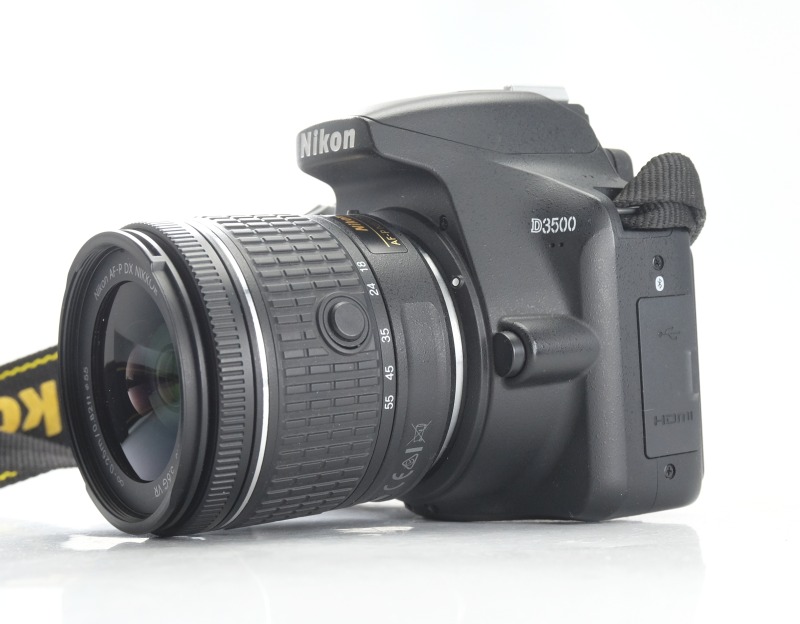 NIKON D3500 + Nikon 18-55mm VR
